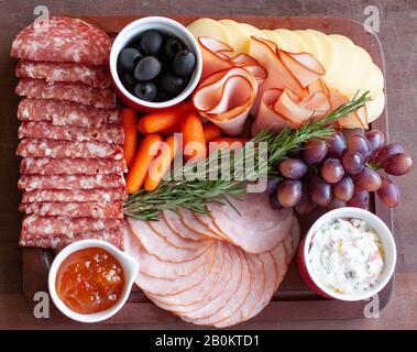 Piccola salumeria con salumi, marmellate, intingi, olive, salame e salumi Foto Stock
