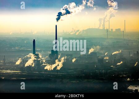 Foto aerea, Marl Chemical Park retroilluminato con nubi di fumo, Marl, zona Ruhr, Renania Settentrionale-Vestfalia, Germania, DE, Europa, retroilluminata, foto aerea, aeria Foto Stock