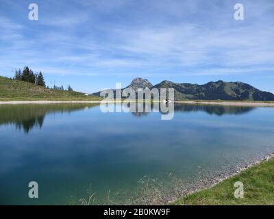 Miesbach, Germania: Vista sulla cima del Wendelstein, che si riflette in un lago Foto Stock