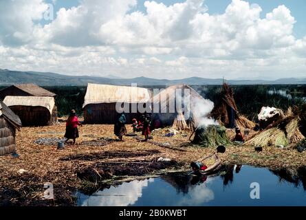 PERÙ, LAGO TITICACA, ISOLA GALLEGGIANTE REED, UROS VILLAGGIO INDIANO Foto Stock