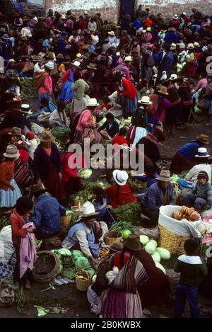 PERÙ, COLORATO MERCATO INDIANO A CHINCHERO VICINO A CUZCO Foto Stock