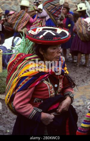 PERÙ, CHINCHERO, DONNA INDIANA NEL TRADIZIONALE ABBIGLIAMENTO SHOPPING AL MERCATO LOCALE Foto Stock