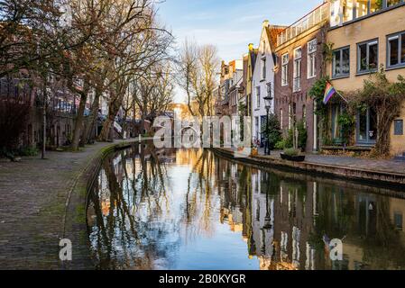 Utrecht, Paesi Bassi - 06 Gennaio 2020. Canale d'acqua con architettura tradizionale olandese Foto Stock