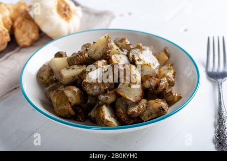 Carciofo di Gerusalemme fritto piccante con aglio Foto Stock