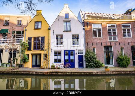 Utrecht, Paesi Bassi - 06 Gennaio 2020. Canale d'acqua con architettura tradizionale olandese Foto Stock