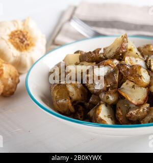 Carciofo di Gerusalemme fritto piccante con aglio Foto Stock