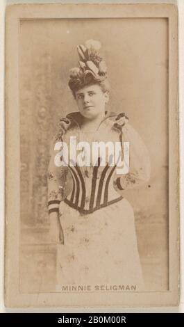 Pubblicato da Kinney Brothers Tobacco Company, Minnie Seligman, dalla serie di Attrici emesse da Kinney Brothers per promuovere Le Sigarette Sweet Caporal, 1890, fotografia Albumen, foglio: 2 1/2 × 1 7/16 in. (6,4 × 3,7 cm Foto Stock