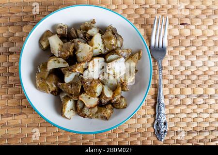 Carciofo di Gerusalemme fritto piccante con aglio Foto Stock