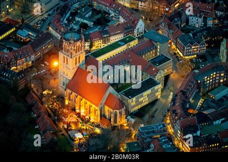 Foto aerea, Überwasserkirche di Lovewomen, Chiesa cattolica, mercatino di Natale Überwasserkirchplatz, foto notturna, Münster, Münsterland, North Rhine-Wes Foto Stock