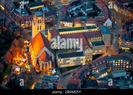 Foto aerea, Überwasserkirche di Lovewomen, Chiesa cattolica, mercatino di Natale Überwasserkirchplatz, foto notturna, Münster, Münsterland, North Rhine-Wes Foto Stock