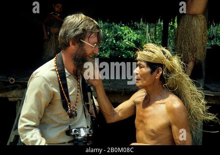 RIO DELLE AMAZZONI, YAGUA INDIANO CURIOSAMENTE AMMIRANDO LA BARBA DI DR.GHILLEAN PRANCE Foto Stock