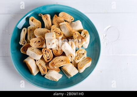 Turco alimentare da Artvin chiamato Silor / Laminato e fyllo fritto. Silor su piastra blu. Foto Stock