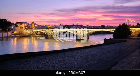 Vista Del Ponte Triana A Siviglia, Spagna, Al Tramonto Foto Stock