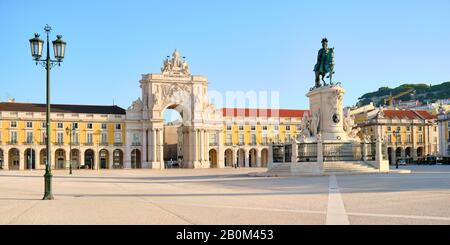 Piazza Del Commercio E La Statua Di King Jose A Lisbona Foto Stock