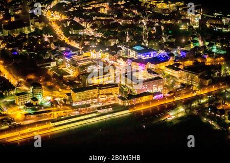 Volo fotografico aereo sull'Unna notturna, la stazione centrale di Unna, la stazione ferroviaria di Unna, l'amministrazione cittadina di Unna, il municipio di Unna, Unna, l'area di Ruhr, Nort Foto Stock