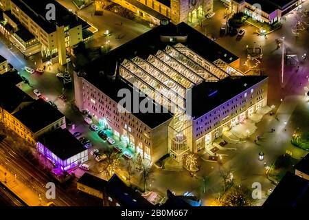 Volo fotografico aereo sull'Unna notturna, la stazione centrale di Unna, la stazione ferroviaria di Unna, l'amministrazione cittadina di Unna, il municipio di Unna, Unna, l'area di Ruhr, Nort Foto Stock