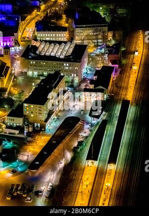 Volo fotografico aereo sull'Unna notturna, la stazione centrale di Unna, la stazione ferroviaria di Unna, l'amministrazione cittadina di Unna, il municipio di Unna, Unna, l'area di Ruhr, Nort Foto Stock