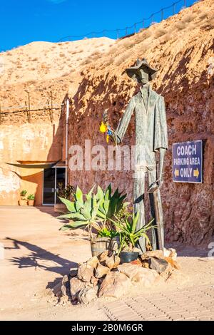 Scultura in metallo all'aperto di un minatore vecchio stile a Coober Pedy, South Australia. Foto Stock