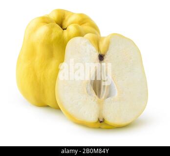 Cotogne isolate. Una e mezza frutta di mele cotogne crude isolata su fondo bianco con sentiero di taglio Foto Stock