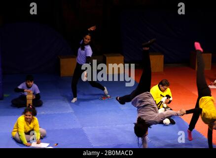 Ramallah. 20th Feb, 2020. I giovani studenti della Scuola Palestinese Circus si esibiscono insieme a coetanei con disabilità intellettiva in una mostra sperimentale nella città di Ramallah, 20 febbraio 2020. La performance è stata la prima nel suo genere, dopo quasi tre mesi di formazione e preparazione. Sul palco sono apparsi dieci giovani artisti che indossano magliette colorate, di cui cinque con disabilità intellettiva. Per ANDARE CON 'Feature: Piattaforma circense Palestinese per giovani con disabilità intellettiva' credito: Ayman Nobani/Xinhua/Alamy Live News Foto Stock