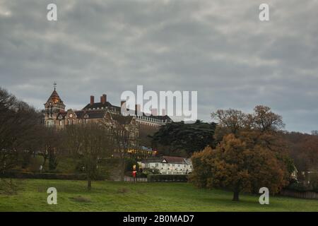 Vista del pub Rose of York, del Petersham Hotel e del Royal Star & Garter dalla riva del Tamigi a Petersham Meadows, Richmond, Surrey Foto Stock