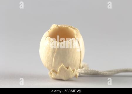 Netsuke of Blossom, Giappone, 19th secolo, Giappone, Avorio, H. 1 1/4 in. (3,2 cm); diam. 1 1/8 in. (2,9 cm), Netsuke Foto Stock