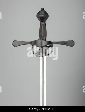 Estoc (Thrusting Sword), tedesco, Sassonia, fine 16th secolo, tedesco, Sassonia, acciaio, shagreen, legno, L. 48 1/8 in. (122,2 cm); L. di lama 42 1/8 in. (106,9 cm); W. 10 3/4 in. (27,3 cm); Peso 3 libbre 100 ml (1615,9 g), Spade Foto Stock
