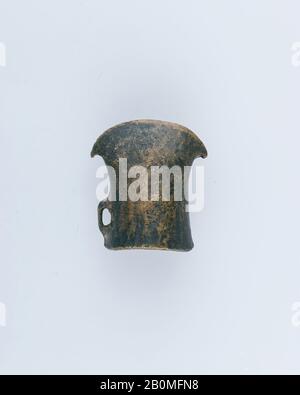 Axe-Head (Celt), Inglese, Ca. 800–500 a.C., inglese, bronzo, L. 2 3/16 in. (5,5 cm); W. 1 15/16 in. (4,9 cm); D. 1" (2,5 cm); Peso 3 3/4 oz. (106,3 cm), varie Foto Stock