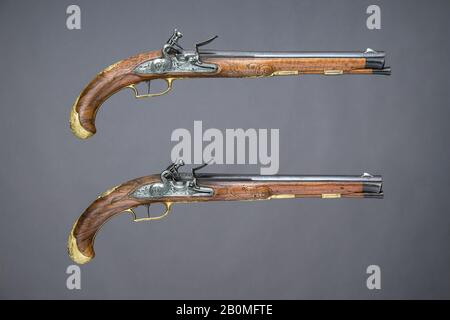 Johann Andreas Kuchenreuter, Coppia Di Pistole Flintlock, Tedesco, Ratisbona, Ca. 1760–70, Ratisbona, tedesco, Regensburg, acciaio, legno, bronzo, oro, argento, corno, L. 16 3/4 in. (42,6 cm); L. di barile 11 1/4 poll. (28,6 cm); L. di piastra di bloccaggio 4 1/2 in. 11,4 cm; cal. 0,56 poll. (14,2 mm); Peso 1 lb. 13 once (822 G), Firearms-Pistols-Flintlock Foto Stock