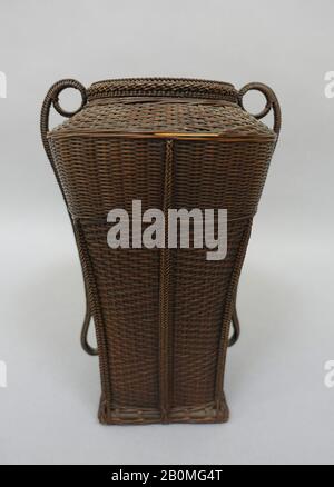 Basket, Giappone, 19th secolo, Giappone, Bamboo, H. 9 7/8 in. (25,1 cm), Basketry Foto Stock