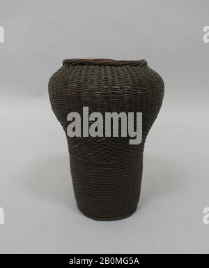 Cestino, Giappone, 19th secolo, Giappone, Rattan o bambù, H. 8 in. (20,3 cm), Basketry Foto Stock