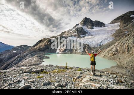 Vista posteriore di zaino in spalla guardando bella vista montagna. Foto Stock