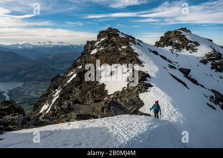 Escursioni alpine in montagne innevate, il Remarkables, Nuova Zelanda Foto Stock