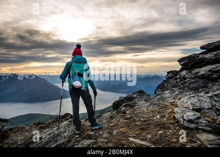 Escursioni alpine in montagne innevate, il Remarkables, Nuova Zelanda Foto Stock