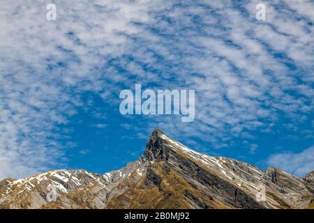 Neve e cielo paesaggio di montagna nelle Alpi meridionali della Nuova Zelanda Foto Stock