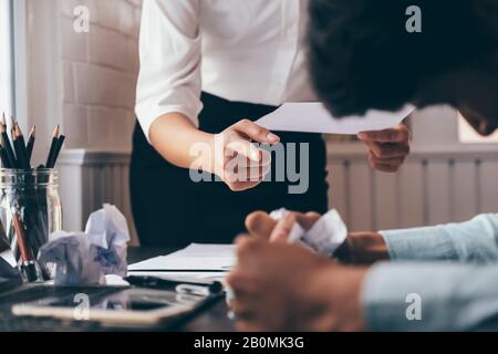 lavoro di squadra aziendale che incolpa il partner e la discussione seria. I colleghi discutono del fatto che il documento di investimento non è d'accordo sul conflitto sul lavoro. Buonsenso Foto Stock