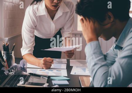 lavoro di squadra aziendale che incolpa il partner e la discussione seria. I colleghi discutono del fatto che il documento di investimento non è d'accordo sul conflitto sul lavoro. Buonsenso Foto Stock