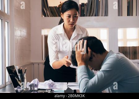 lavoro di squadra aziendale che incolpa il partner e la discussione seria. I colleghi discutono del fatto che il documento di investimento non è d'accordo sul conflitto sul lavoro. Buonsenso Foto Stock