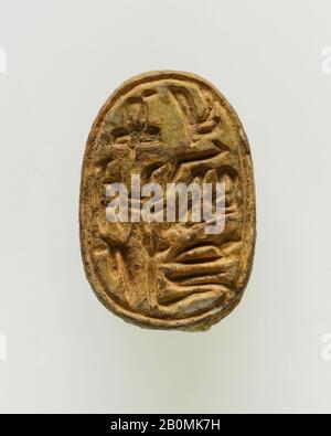 Scarab di un Regno ufficiale, Medio, Dinastia medio 13, ca. 1770–1670 a.C., dall'Egitto, regione Memphite, Lisht North, cimitero, steatite Smaltata, L. 2 × W. 1.4 × H. 0.8 cm (13/16 × 9/16 × 5/16 in Foto Stock