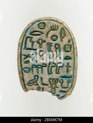 Scarab di un Regno ufficiale, Medio, Dinastia medio 13, ca. 1770–1670 a.C., Dall'Egitto, regione di Memphite, Lisht North, cimitero, steatite Smaltata, L. 2,3 × W. 1.6 × H. 0.9 cm (7/8 × 5/8 × 3/8 in Foto Stock