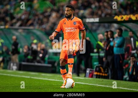 Gael Clichy di Istanbul Basaksehir visto in azione durante la 1st tappa della UEFA Europa League del round di 32 partite tra Sporting CP e Istanbul Basaksehir allo stadio Jose Alvalade di Lisbona.(punteggio finale; Sporting CP 3:1 Istanbul Basaksehir) Foto Stock