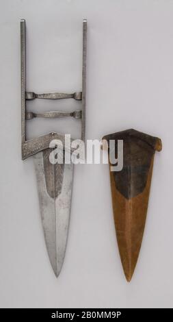 Pugnale (Katar) con Guaina, indiana, 19th secolo, indiana, argento, legno, velluto di cotone, acciaio, L. con guaina 16 7/8 in. (42,9 cm); L. senza guaina 15 3/4 in. (40 cm); L. di lama 8 1/16 in. (20,5 cm); W. 4" (10,2 cm); D.3/4 in. (1,9 cm); Peso 1 lb. 11,7 once (785,3 g); Peso della guaina 31,2 g, pugnali Foto Stock