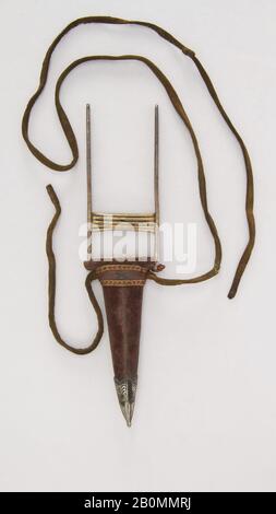 Pugnale (Katar) con Guaina, indiana, 19th secolo, indiana, acciaio, argento, legno, velluto, pelle, L. con guaina 9 13/16 in. (24,9 cm); L. senza guaina 9 5/16 in. (23,7 cm); W. 2 3/16 in. (5,6 cm); Peso 4,5 once (127,6 g); Peso della guaina 0,7 once (19,8 g), pugnali Foto Stock