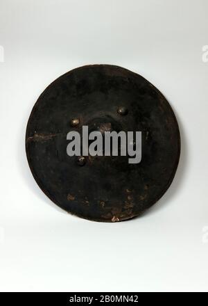 Shield (Dhàl), indiano, 19th secolo, indiano, Nascondi, argento, ferro, lacca, diam. 18 poll. (45,7 cm); D. (12,7 cm); Peso 1 lb. 15,2 once (884,5 g), Shields Foto Stock