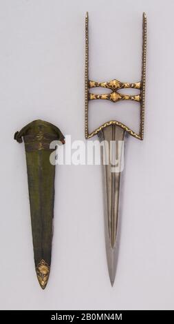 Pugnale (Katar) con Guaina, indiano del sud, possibilmente deccan, 18th-19th secolo, indiano del sud, possibilmente deccan, acciaio, oro, argento, velluto, ferro, L. con guaina 14 5/16 in. (36,4 cm); L. senza guaina da 14" (35,6 cm); W. 3 1/16 in. (7,8 cm); Peso 14,2 once (402,6 g); Peso della guaina 0,7 oz. (19,8 g), pugnali Foto Stock