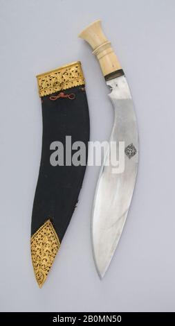 Coltello (Kukri) con Guaina, indiano o nepalese, Gurkha, 19th secolo, indiano o nepalese, Gurkha, acciaio, avorio, oro, argento, legno, pelle, H. con guaina 18 1/4 in. (46,4 cm); H. senza guaina 17 1/8 poll. (43,5 cm); W. 2 1/8 in. (5,4 cm); Peso 1 lb. 14 ml (705,9 g); Peso della guaina 8,2 once (232,5 g), coltelli Foto Stock