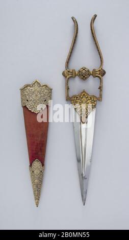 Pugnale (Katar) con Guaina, indiana, 19th secolo, indiana, acciaio, argento, oro, velluto, L. con guaina 19 5/8 in. (49,8 cm); L. senza guaina 18 3/8 in. (46,7 cm); W. 4 3/16 in. (10,6 cm); Peso 2 lb. 4,9 once (1046,1 g); Peso della guaina 7,3 once (207 g), pugnali Foto Stock