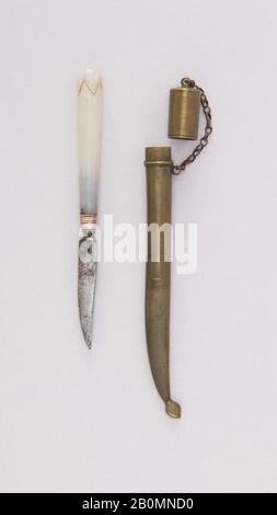 Coltello Con Guaina, indiana, 19th secolo, indiana, acciaio, nefrite, ottone, L. con guaina 5 1/2 in. (14 cm); L. senza guaina 4 7/8 in. (12,4 cm); W. 3/8 in. (1 cm); Peso 0,7 once (19,8 g); Peso della guaina 0,8 oz. (22,7 g), coltelli Foto Stock