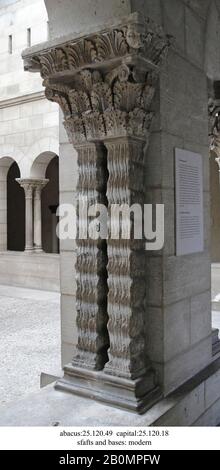 Engaged Capital, francese, fine 12th secolo, francese, pietra, 11 5/8 x 19 11/16 x 9 13/16 in. (29,5 x 50 x 25 cm), scultura-architettura Foto Stock