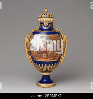 Sèvres Manufactory, Vase con coperchio (vaso à panneaux o perles à) (uno di un paio), francese, Sèvres, ca. 1766, Francese, Sèvres, porcellana in pasta morbida, altezza: 13 1/8 in. (33,3 cm), porcellana ceramica Foto Stock